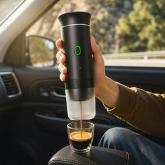 Cafetera espresso portátil BlendCo en el coche